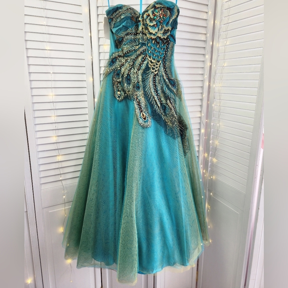 Elegant Teal Gown with Peacock Embellishments - Picture 3 of 4